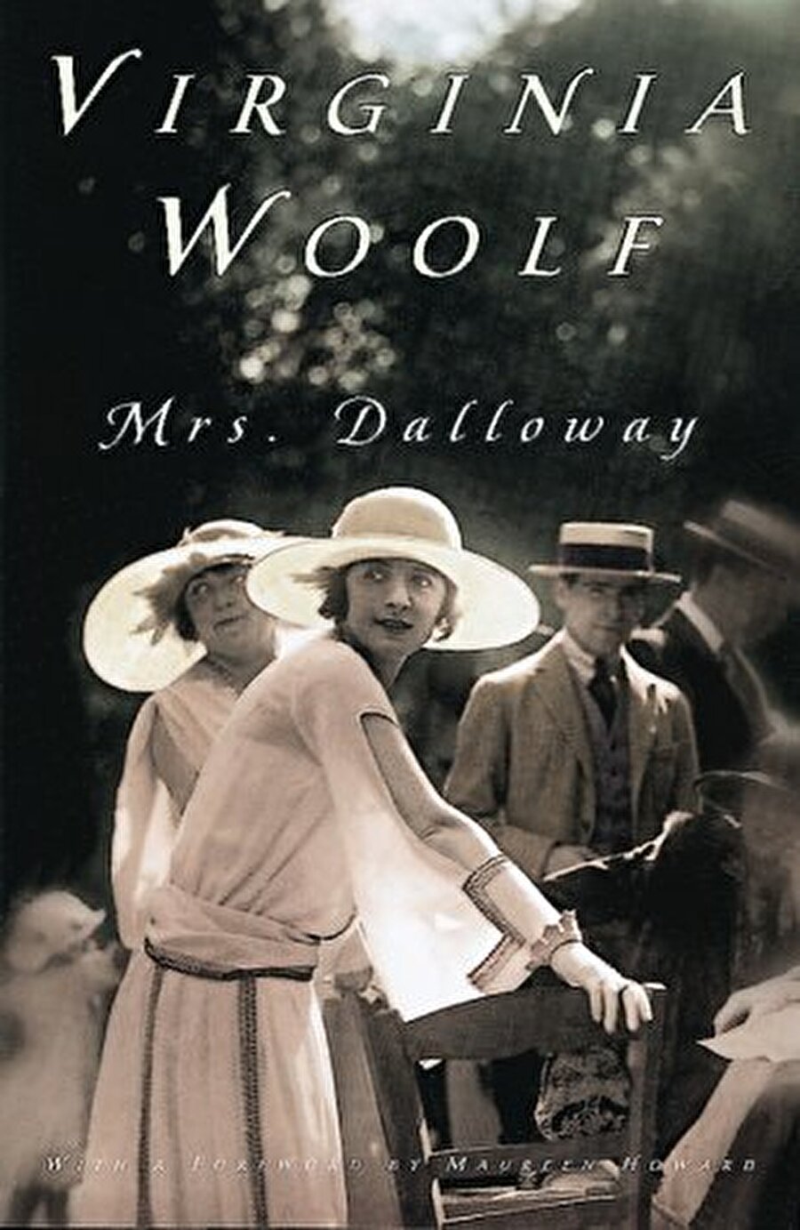 Bayan Dalloway / Virginia Woolf

                                    Mrs. Dalloway, edebiyat tarihinde daha sonraları “bilinç akışı” adıyla anılacak bir tekniğin en başarılı örneğidir. Kitaba adını veren Clarissa Dalloway, akşam vereceği davetin hazırlıkları peşinde Londra sokaklarında dolaşırken, kitabın öteki, “gizli” kahramanı Septimus Warren Smith aynı sokaklarda başka, daha karanlık bir hedefe doğru yol alır. Kitabın birbiriyle hiç yüzyüze gelmeyen bu iki kahramanı delilikle sığlık, sığlıkla derinlik, yaşamla ölüm kadar temel karşıtlıklar içinde “günden geceye” yolculuklarını tamamlar ve Virginia Woolf'da birleşirler.
                                