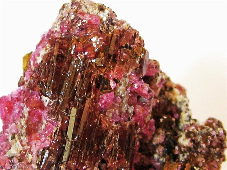 Painite - 300.000 Dolar/Gram
Myanmar'da nadir olarak bulunan bu kristalin gramı 300.000 Dolar.