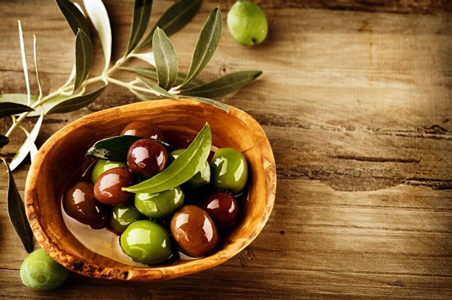 İhracatta fiyatların dünyayla daha uyumlu hale geldiğinin altını çizen Er, "Genel itibarıyla bu yıl ihracatın geçen seneye oranla daha iyi olacağından ümitliyiz. Ancak 3 aydan beri yeterli yağmur alamıyoruz. Türkiye'deki zeytinlerin yüzde 85'inin yeterli sulama sistemine sahip olmadığından, yağmurların geç gelmesinin rekoltede olumsuz bir etki olacağından endişe ediyoruz. Tek endişemiz bu." dedi.