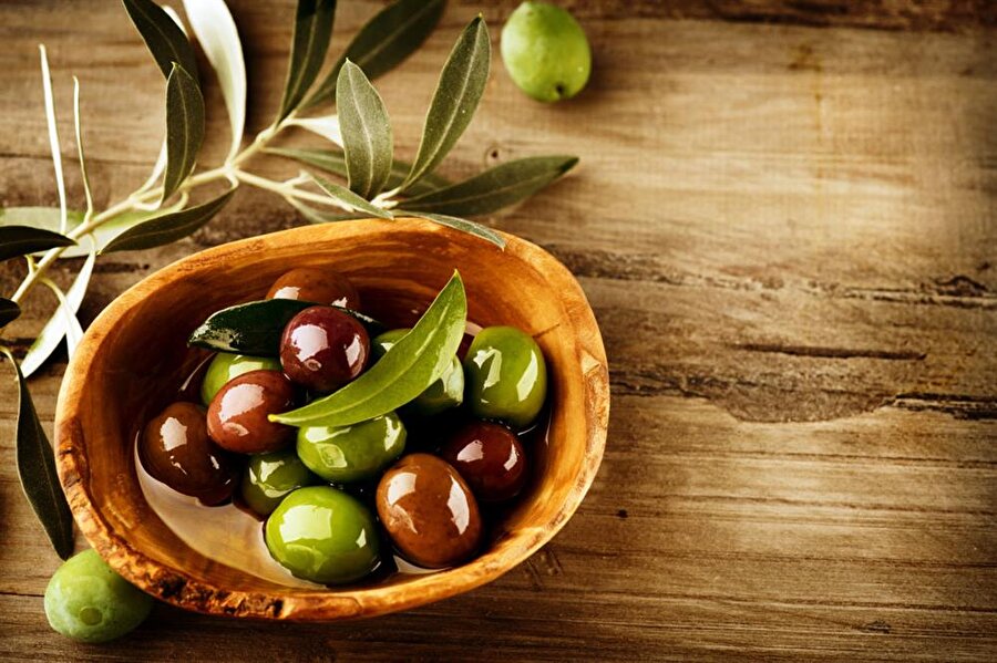 İhracatta fiyatların dünyayla daha uyumlu hale geldiğinin altını çizen Er, "Genel itibarıyla bu yıl ihracatın geçen seneye oranla daha iyi olacağından ümitliyiz. Ancak 3 aydan beri yeterli yağmur alamıyoruz. Türkiye'deki zeytinlerin yüzde 85'inin yeterli sulama sistemine sahip olmadığından, yağmurların geç gelmesinin rekoltede olumsuz bir etki olacağından endişe ediyoruz. Tek endişemiz bu." dedi.