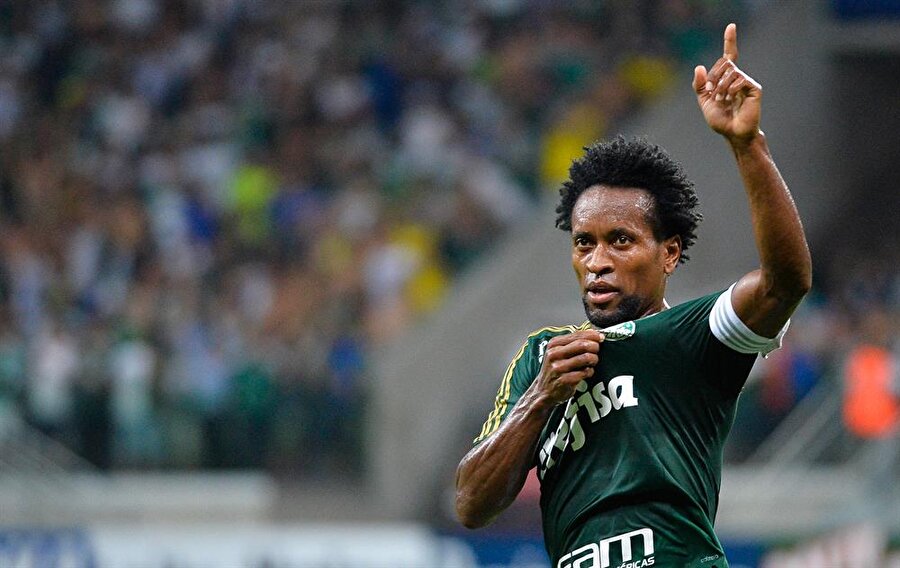 31 Aralık’ta sona eriyordu

                                    Palmeiras, Ze Roberto'nun 31 Aralık'ta bitecek sözleşmesinin bir yıllığına yenilendiği bildirildi.

 Avrupa kariyerine 1997 yılında İspanyol ekibi Real Madrid ile adım atan Ze Roberto, eflatun-beyazlılar ile birer kez lig ve İspanya Süper Kupası zaferleri yaşadı.

 Ze Roberto, profesyonel kariyerinin 12 yılını geçirdiği Almanya Birinci Futbol Ligi'nde (Bundesliga) ise Bayer Leverkusen, Bayern Münih ve Hamburg takımlarında forma giydi.

 Brezilyalı orta saha oyuncusu, Bayern Münih ile 4 kez Bundesliga, 2 defa da Almanya Kupası şampiyonluğuna ulaştı.

 Ülkesinin Portuguesa, Flamengo, Santos ve Gremio ekiplerinde de top koşturan Ze Roberto, 1995-2006 yıllarında 85 kez formasını giydiği Brezilya Milli Takımı'yla da 2'şer kez Copa America ve FIFA Konfederasyonlar Kupası şampiyonluğu elde etti.

                                