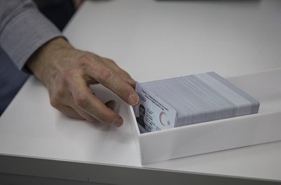 
                                    Vatandaşlar yeni kimlik kartları ile farklı belge ve kartları taşımak zorunda kalmadan kimlik doğrulaması yapabilecek. Kimlik numaralarında olduğu gibi "tek kart-tek şifre" dönemine geçiliyor. 27 Ocak 2016 tarihinde kimlik kartları ile ilgili yasal düzenleme yürürlüğe girmişti .Çipli kimlik kartları için ilk başvurular 14 Mart 2016'da Kırıkkale'de başlamıştı.
                                