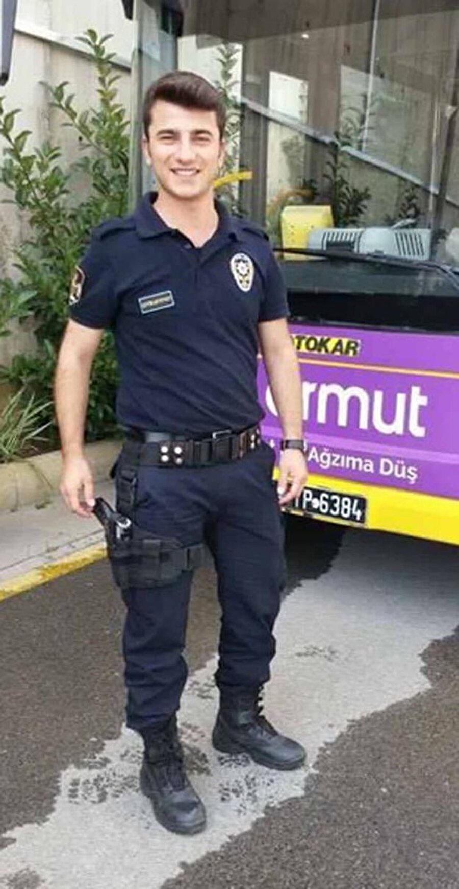 Henüz 21 yaşındaydı
Durmuş Öcal göreve 8 Temmuz'da başlamıştı ve henüz 21 yaşındaydı. 
Beşiktaş'taki Vodafone Arena Stadı'nın hemen yanındaki saldırıda hayatını kaybeden polislerden biriydi o da. 