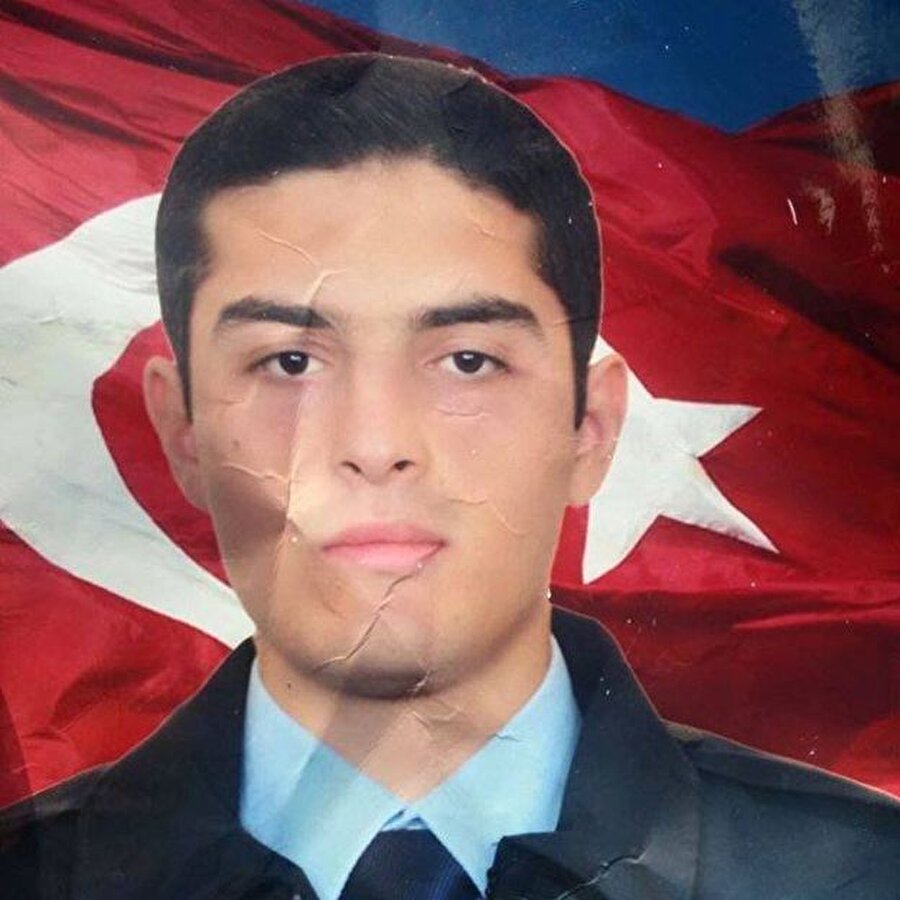 Ailesi İstanbul'a geldi, kötü haber Antep'e gitti 
24 yaşındaki Adem Serin, Gaziantep'te temizlik işçisi bir anne babanın oğluydu. ile patlama haberinden hemen sonra İstanbul'a geldi; ölüm haberini vermek için gelen polisler ise onları evlerinde bulamadı.
