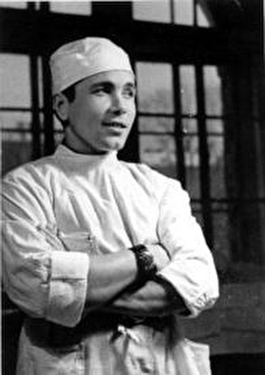 вырезал аппендицит самому себе.