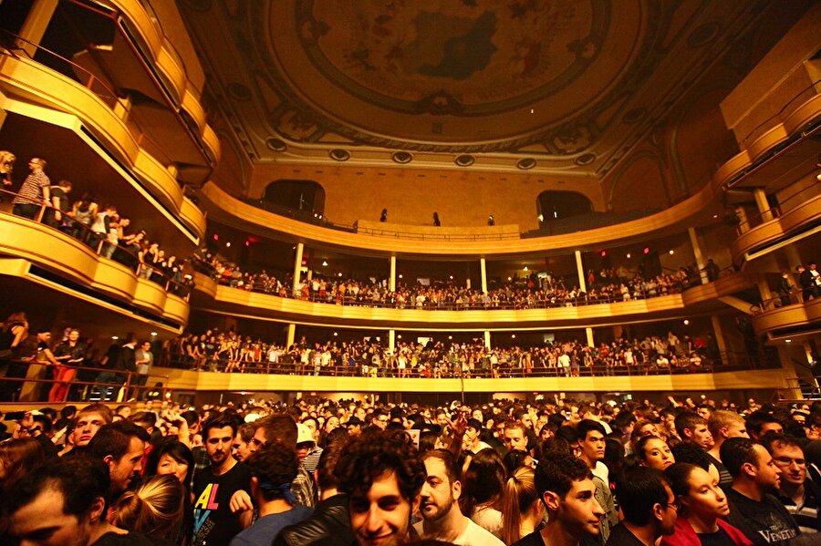 Megastar büyüleyecek 
Megastar, 2-3 Mart'ta New York'taki Hammerstein konser salonunda, 5 Mart'ta ise Los Angeles'ta şehrin merkezinde yer alan The Novo by Microsoft'ta sahne alacak. Amerika'nın en önemli sahnelerinde hayranlarıyla bir araya gelecek olan Megastar, dünyaca ünlü yıldızların konser verdiği bu mekanlarda her zamanki gibi izleyenleri büyüleyecek.