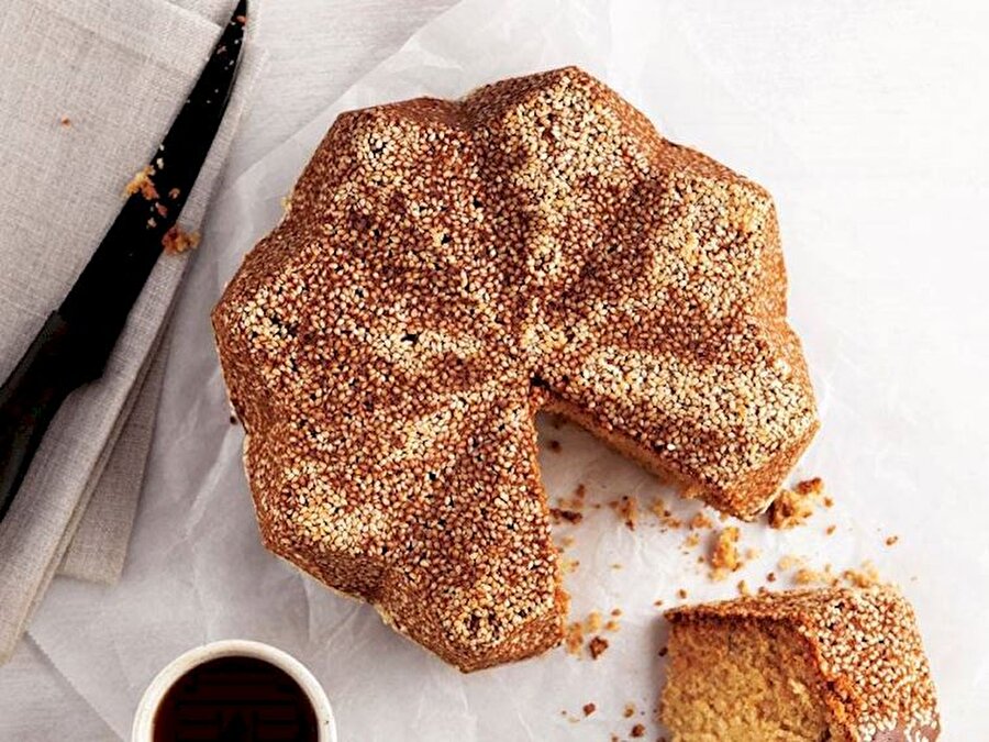 Ayrıca ılıyana kadar kesinlikle keki kesmeyin. Mutlaka ılık olsun. Hem rahat dilimlenecek hem de hazır kek gibi pürüzsüz olacak. Sıcakken keserseniz hem parçalanır hem ufalanır.

                                    
                                    
                                    
                                    
                                    
                                    
                                
                                
                                
                                
                                
                                