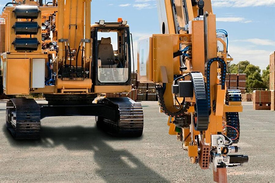 1000 tuğlayı 1 saatte dizebiliyor
Avustralya merkezli Fastbrick Robotics şirketinin tasarladığı Hadrian X, tek bir kol yardımıyla 1000 adet tuğlayı bir saat içerisinde dizebiliyor. Son belirtilenlere göre şirket, bu araç sayesinde yeni bir deneme için 180 metrekarelik 11 ev inşa edecek.