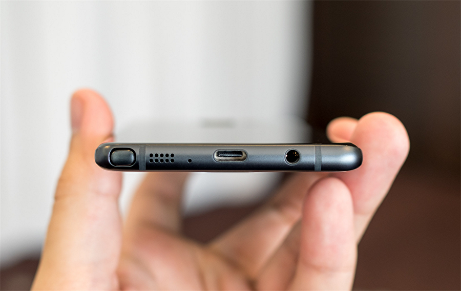 Telefonların şarj olması engellenecek
Samsung, 15 Aralık'tan itibaren Galaxy Note 7'lerin şarj olmasını engelleyecek. Özel bir yazılım sayesinde uzaktan gerçekleştirilecek olan bu işlem, Galaxy Note 7'lerin kapanmasına sebep olacak. Elbette bu aşamadan sonra kullanıcıların yapacağı tek şey Galaxy Note 7'leri iade etmek olacak.