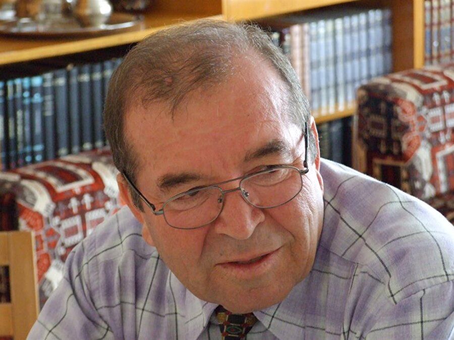 "Fikir ve Araştırma Ödülü"nü almaya hak kazanan Yaşar Çağbayır ise ödülünü İstanbul Büyükşehir Belediye Başkanı Kadir Topbaş'tan aldı.