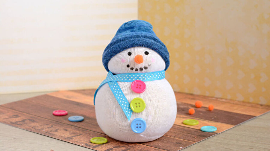 Malzemeler
Beyaz çorap
Makas
İp
Pirinç
Toplu iğne
Kumaş