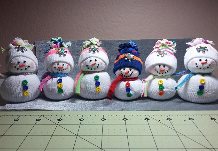 Çocuklar buna bayılacak
Çorabın parmak kısmını şapka gibi katlayıp, kardan adamın başına geçirin. Ardından kardan adamı toplu iğne ve kumaşlarla süsleyin.