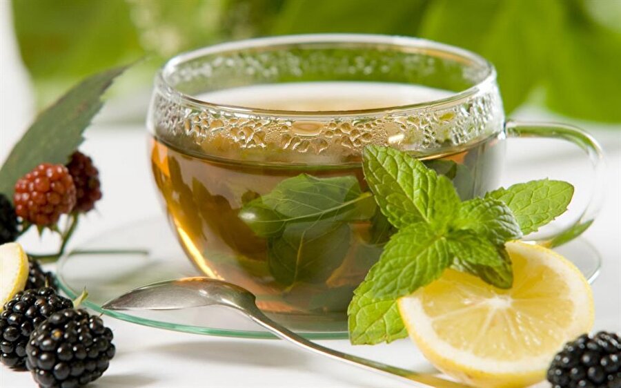 Nane limon çayı
Kahvaltının ardından ılık bir nane limon çayı, mide bulantısı yaşamanızın önüne geçecektir. 