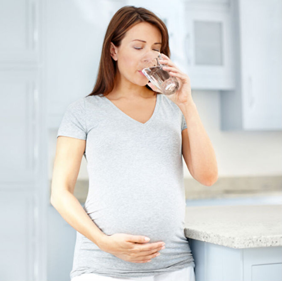En iyi ilaç su
Uzmanlar, günde üç litre su tüketilmesi gerektiğini tavsiye eder. Bu oran hamileler için biraz daha fazladır. Günde en az 3 litre su tüketmeye özen gösteren bir gebe kolay kolay mide bulantısı sorunu yaşamaz.