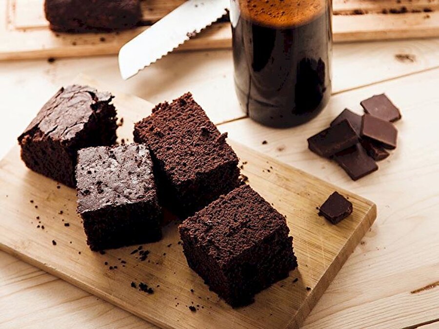 Yumurta ve şeker iyice çırpıldıktan sonra sıvı olan malzemeler konur ve çırpılır. Sünger gibi bir kek yapmak için yoğurt koymalısınız. Yumuşak ve ıslak gibi bir kek yapmak için süt koymalısınız. Kakao konulan keklerde mutlaka süt kullanmalısınız. Kakao ve süt bir araya geldiğinde çikolata tadı alırsınız.​

                                    
                                    
                                    
                                    
                                
                                
                                
                                