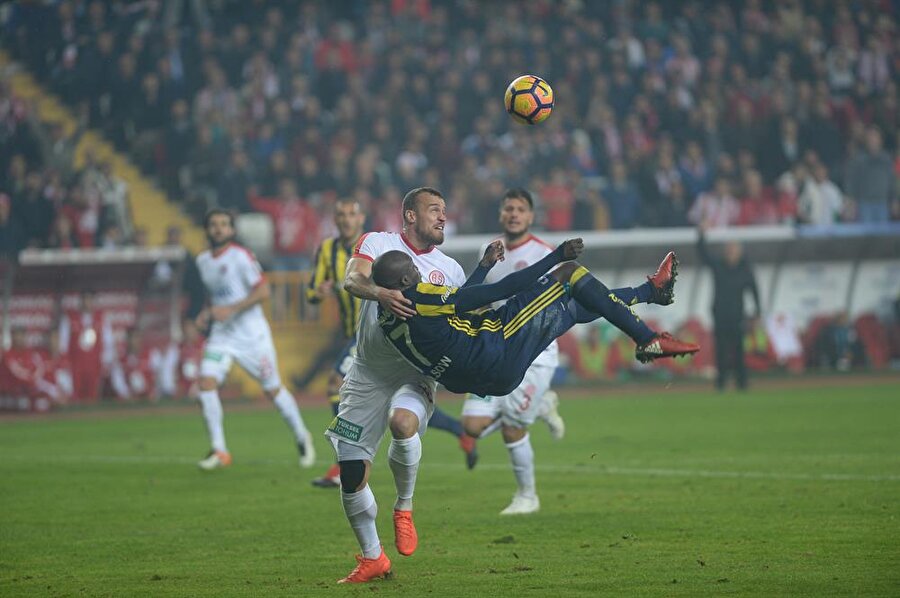 Ahmet Çakar
Hakem Cüneyt Çakır ın gol iptal kararı doğru. Topa kafa mesafesinde ve Antalyalı oyuncunun hamlesi var.Açık bir tehlikeli oyun.