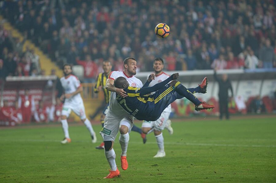 Ahmet Çakar

                                    
                                    Hakem Cüneyt Çakır ın gol iptal kararı doğru. Topa kafa mesafesinde ve Antalyalı oyuncunun hamlesi var.Açık bir tehlikeli oyun.
                                
                                