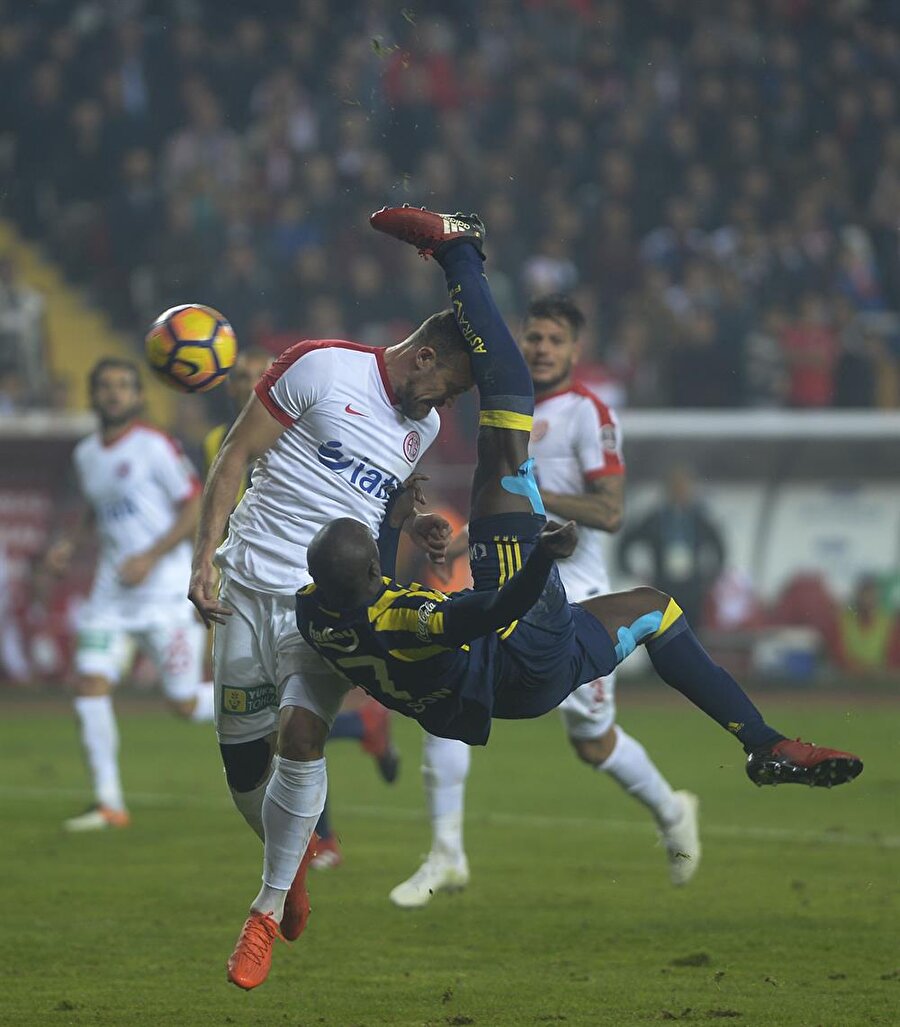 Deniz Çoban
Kafa ile oynama mesafesinde bu hareketi yapıp futbolcuya temas ettiğiniz zaman bu fauldür. Golün iptali doğru.