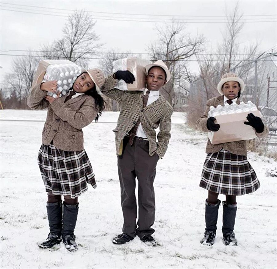 ABD / Michigan
Çocuklar su şişelerini taşıyarak okul harçlıklarını çıkarıyor. 