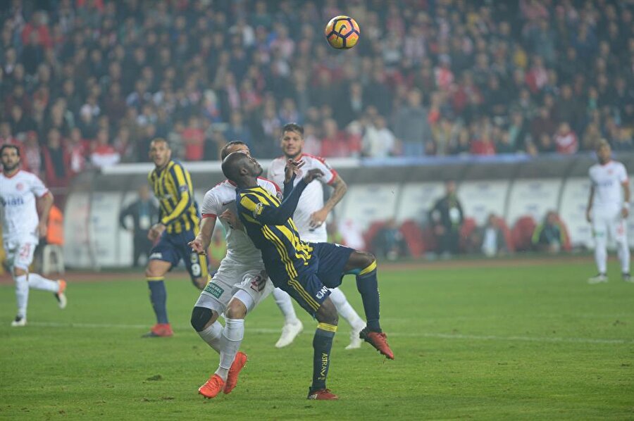 Selçuk Dereli

                                    
                                    Cüneyt Çakır, Fenerbahçe'nin buz gibi golünü yedi. Orada kafasını Sow'un ayağına sokan Antalyasporlu savunma oyuncusuydu
                                
                                