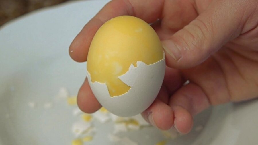
                                    Yumurtayı pişirmeden önce iyice çalkalayın. Haşlanan yumurtayı soyduğunuzda sizi altın sarısı bir sürpriz karşılayacak.
                                