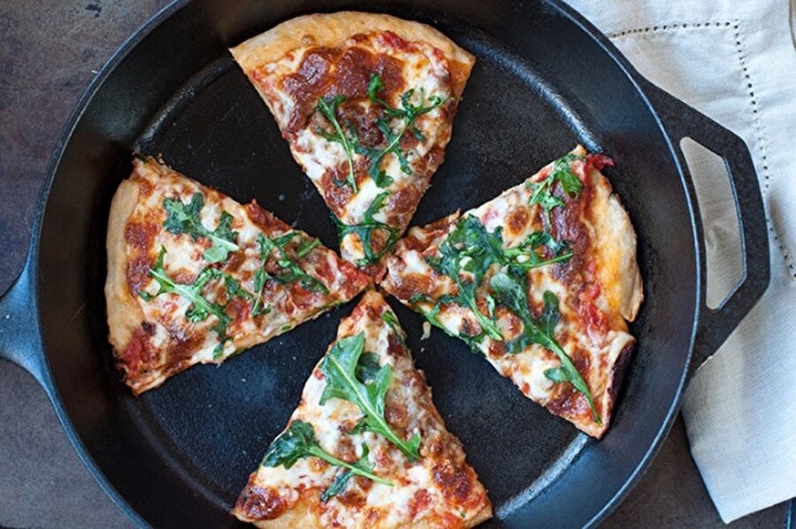 
                                    Pizza ısıttığınızda ortaya çıkan sonuç sizi pek de mutlu etmez. Fırından yeni çıkmış gibi bir pizza yemek istiyorsanız, mikrodalga yerine ızgara tavası kullanın.
                                