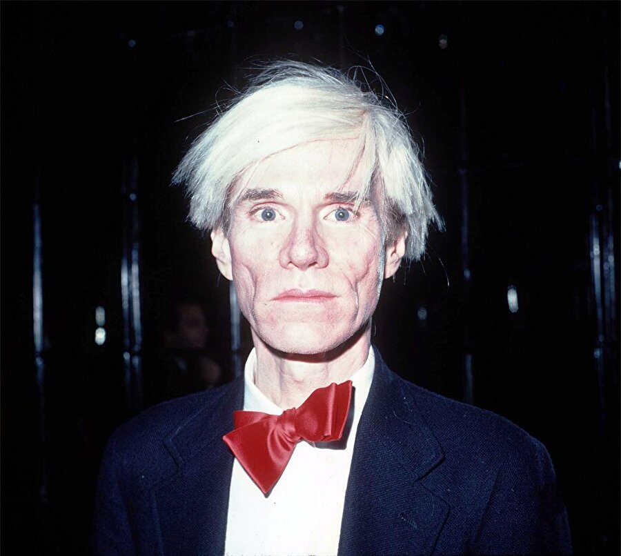 Herkes 15 dakika ünlenecek

                                    Tüketim toplumunu eleştirmek için tüketim ürünlerini kullanan pop art'ın en popüler ismi gelecekte herkesin 15 dakikalık üne kavuşacağını söyleyen Andy Warhol'dur. 
                                