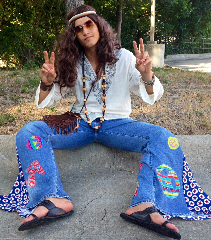 Çiçekli jean modası hippilerden

                                    Hippie akımı ile büyük çiçekli desenler, kolyeler ve jeanlerin hakimiyeti başlar.
                                