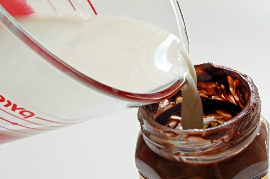 
                                    Çikolata kavanozları boşaldığında onları atmayın. Bir kenarda süt ısıtın ardından sütü çikolata kavanozuna boşaltın. Sütü iyice karıştırın ve bardaklara boşaltın. Ve karşınızda mükemmel bir çikolatalı süt bulunuyor.
                                