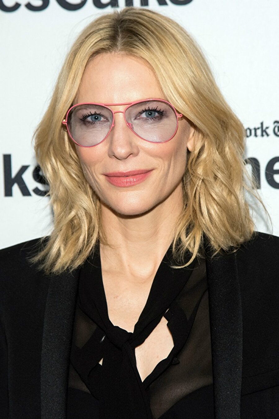 Mavi camlı damla gözlükler 

                                    Cate Blanchett
                                