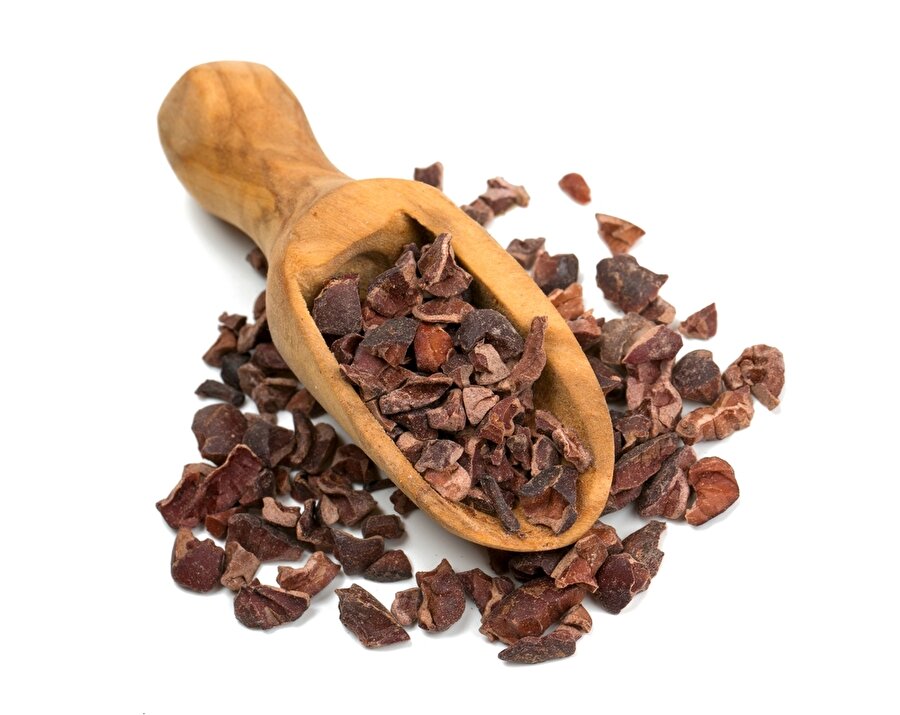 
                                    
                                    
                                    *Kakao, günümüzde kronik hale dönüşen stresle mücadeleye karşı en yararlı element olan potasyumu içinde barındırıyor.
*Kakaonun içinde bulunan antioksidanlar kanserle mücadelede en önemli etkiyi oynarken, yeşil çaya oranla üç kat daha fazla antioksidan madde içeriyor.
*Zengin bir kalsiyum kaynağı olan kakao, güçlü kemiklerin oluşmasını sağlıyor.
*Kakao, büyük miktarda bakır içeriyor. Bakır, vücudun demiri absorbe etmesine yardımcı oluyor. Bu da cilde, damarlara ve dokulara faydalı oluyor. 
*Bağışıklık ve üreme sistemi için faydalı demir ve çinko kakaoda bolca mevcut.
*Toz haline getirilerek suyla kaynatılıp içilebildiği gibi, pasta, kek ve çeşitli tatlıların imalatında da geniş miktarda kullanılan kakao, böbreklerde su ve tuzun emilmesini engelleyerek idrarı arttırır.
*Vücutta yer alan iç organ kaslarını gevşeterek damar tıkanıklıklarını engeller, bronşları genişletir.Zindelik ve uyanıklık verir.
                                
                                
                                