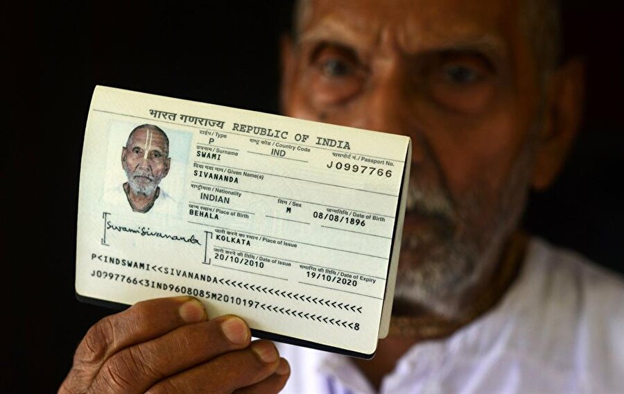 1896 doğumlu
Hintli Swami Sivananda'nın pasaportunda 8 Ağustos 1896 doğumlu olduğu yazıyor.