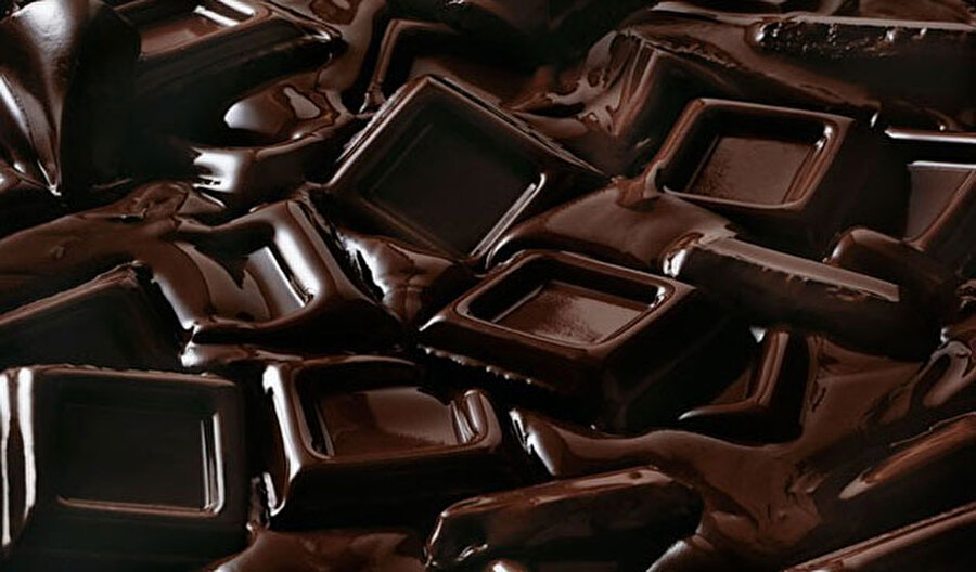 En önemli malzeme; %60 -%70 oranında koyu bir bitter çikolata.

                                    
                                    Bulamıyorsanız elbette normal kakao değerlerindeki bitter de işinizi görecektir. Ne kadar koyu çikolata o kadar muhteşem lezzet yakalamak demek. İhtiyacımız olan sadece 150 gr. 
                                
                                