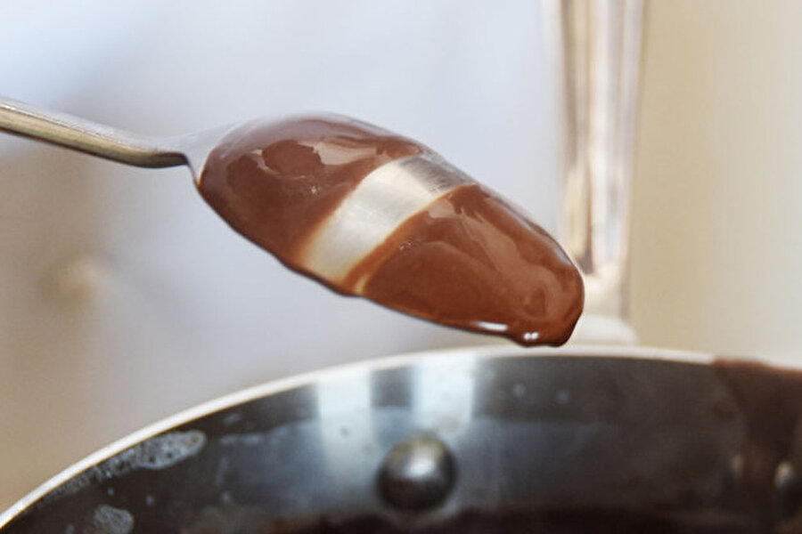 Gerçek bir sıcak çikolatanın hazır olup olmadığını, parmağınız veya bir kaşık yardımı ile kontrol edebilirsiniz. Batırdığınız zaman çikolata olduğu yerden aşağıya düşmüyor ise bir mucize gerçekleşmiş demektir.

                                    
                                    
                                
                                