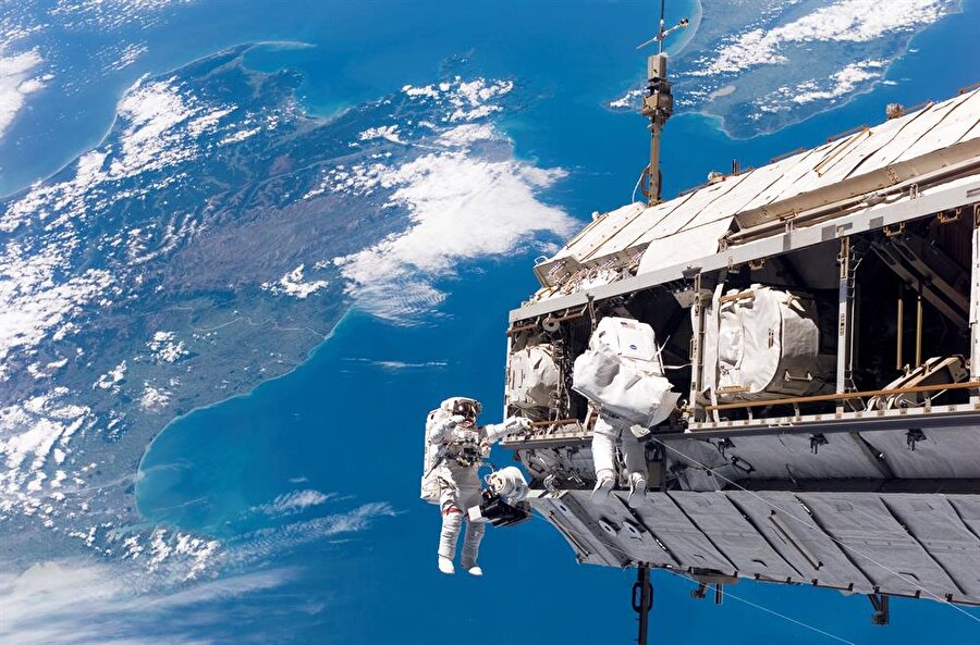Mayıs 2018'e ertelendi
Bu proje kapsamında NASA astronotları 2017'nin sonunda Uluslararası Uzay İstasyonu'na götürülecekti. Ancak yaşanan sıkıntılar, projenin Mayıs 2018'e ertelenmesine sebep oldu. Elbette 2017 yılı içerisinde konuyla ilgili testler devam edecek. Hatta Kasım ayında test amaçlı önemli bir yolculuk gerçekleştirilecek.