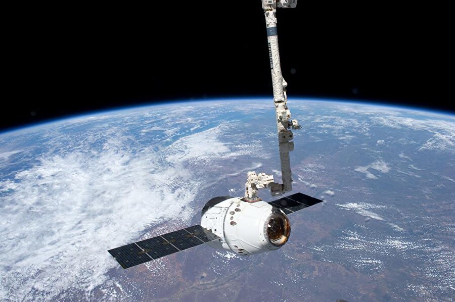 NASA mürettebatı, uzaya Dragon isimli özel bir kapsülle taşınacak. Şirket bir yandan da Dragon ile ilgili diğer çalışmaları yürütmeye devam ediyor. 