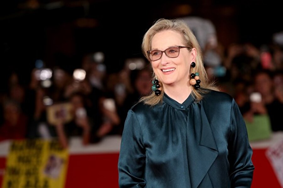 Altın Küre’nin ilk kazananı şimdiden belli oldu. 
Hollywood'un ünlü oyuncusu Meryl Streep onur ödülü olan Altın Küre Cecil B. DeMille Ödülü'ne layık görüldü. Bu, Hollywood Yabancı Basın Birliği'nin Altın Küre Ödülleri'nde, sinema dünyasına önemli katkıları olan kişilere 1952'den beri dağıttığı bir ödül. 

Geçen yıl aynı ödül Denzel Washington'a verilmişti.