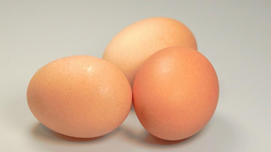 Yumurta
Canınız haşlanmış yumurta çekti ancak hızlıca sonuca ulaşmak istiyorsunuz. Şayet doğrudan mikrodalganın yolunu tutuyorsanız büyük bir hata yapmış olursunuz. Çünkü yumurta, mikrodalgaya konulur konulmaz patlar.