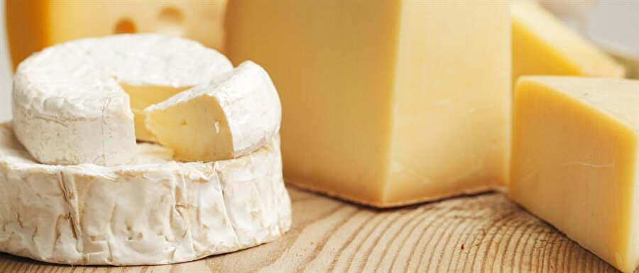 Peynirden soğuyabilirsiniz
Mikrodalgada peynir ısıtacaksanız, burnunuza bir mandal takmanız uygun olacaktır. Çünkü peynir erimeye başladığında etrafına keskin bir koku yaymaya başlar.