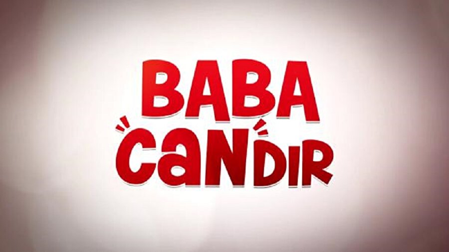 Baba Candır

                                    Konusu: Salih isimli bir yufkacı eşini kaybettikten sonra 3 çocuğuna hem babalık hem annelik hem de “hayat koçluğu” yapmak zorunda kalmıştır. Evinde çocuklarıyla ve kardeşiyle birlikte hayatını sürdürmektedir. Ev halkına daha sonra Ürgüp'ten gelen Ceylan da katılacaktır.
                                