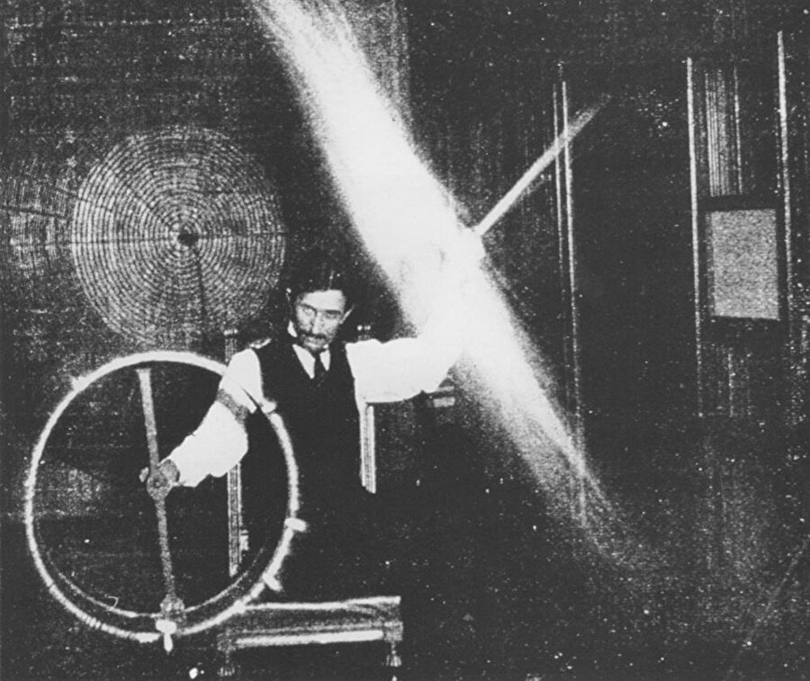 Elektrik akımı deneyi, sene 1899

                                    
                                    
                                    
                                
                                
                                