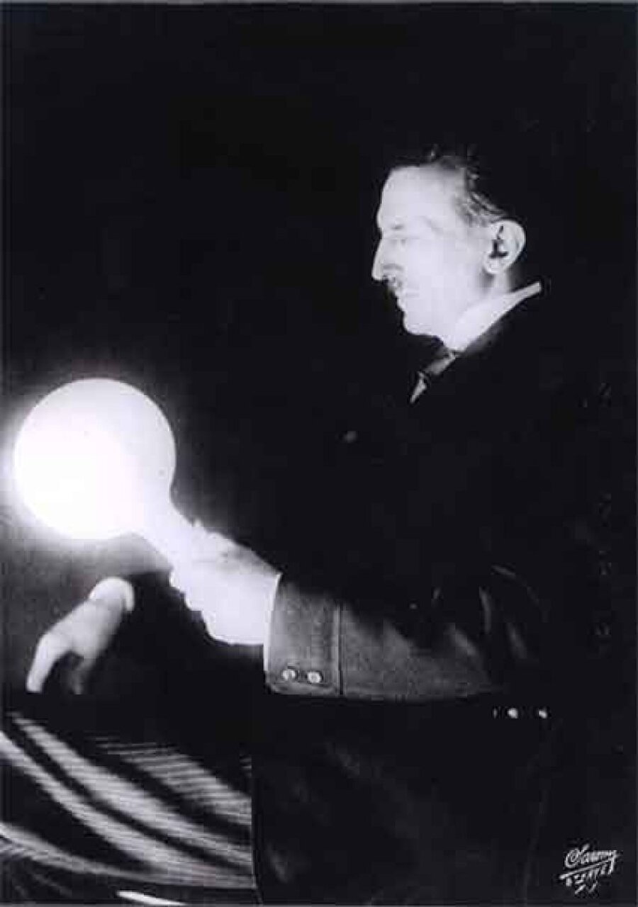 Tesla'nın elinde tuttuğu şey fosforla kaplanmış gaz dolu bir lamba. Tesla bunu icat ettiğinde sene 1890 idi. İlk floresan kullanımı 1940'lı yıllarda oldu. Yani Tesla yine çok öndeydi. 

                                    
                                    
                                    
                                
                                
                                