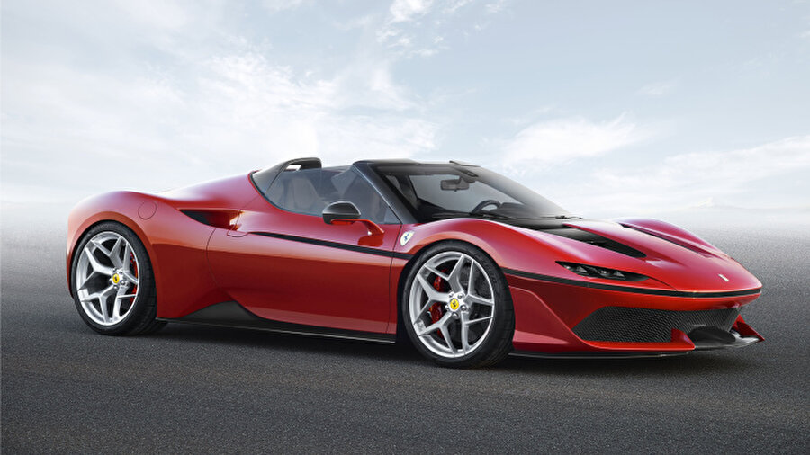 
                                    Ferrari Stylling Centre ve Maranello's Özel Projeler departmanı tarafından hazırlanan model kişiselleştirilebiliyor.
                                