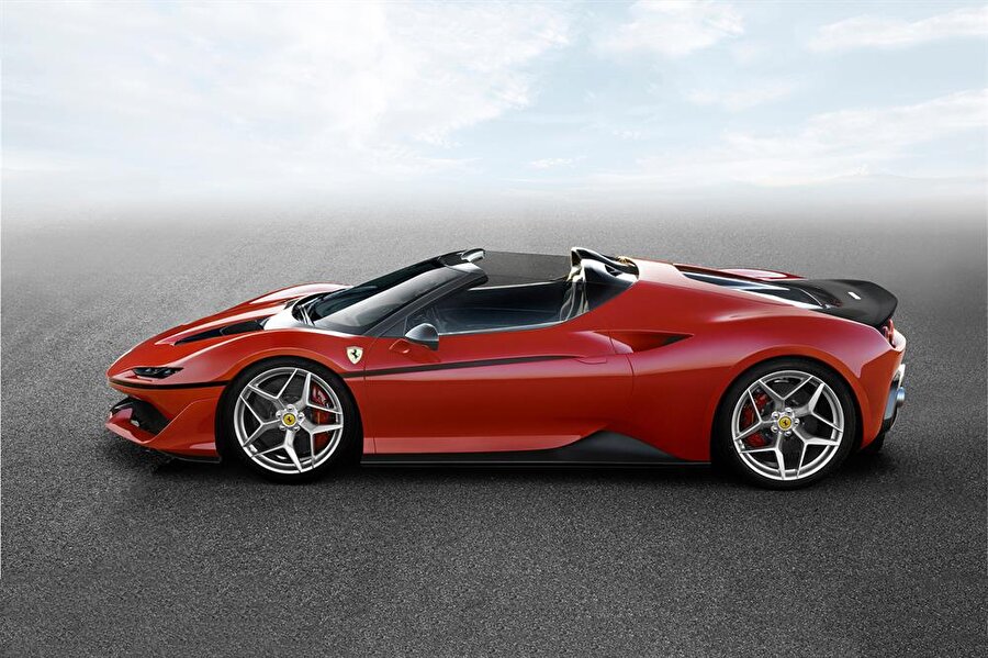 
                                    Sanat Merkezinde tanıtılan Ferrari J50, firmanın Japonya'daki 50. yılına özel olarak tasarlanmış.
                                