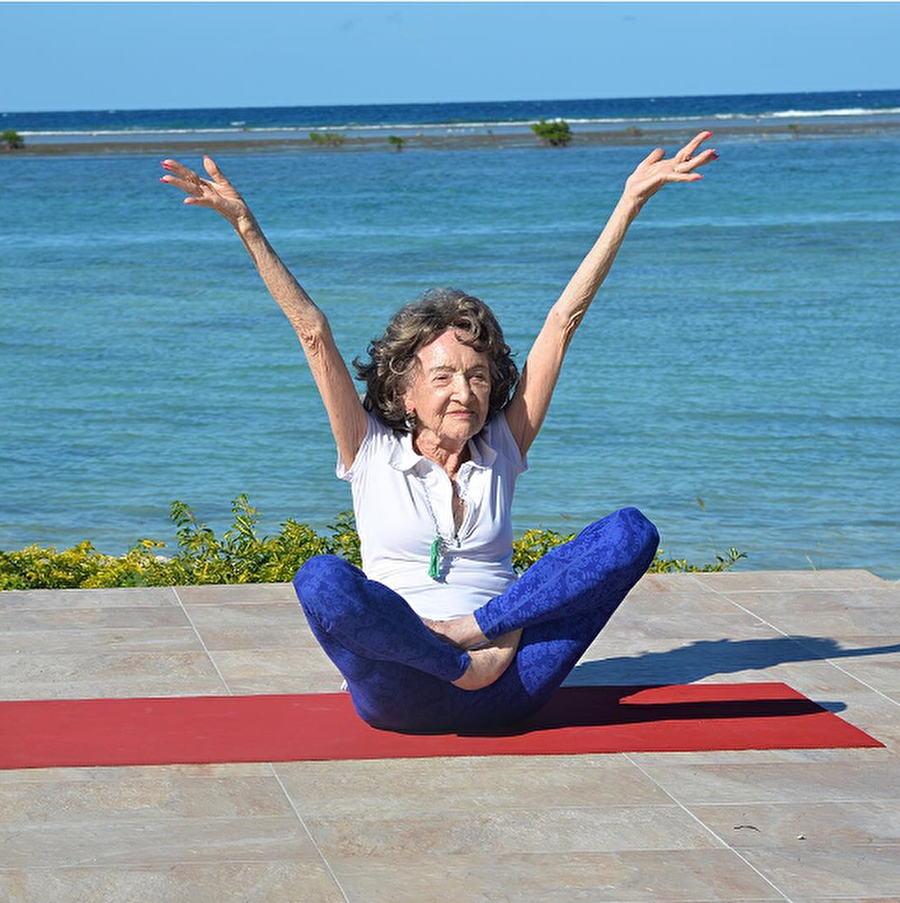 Tam bir çılgın; 98 yaşında
Täo Porchon-Lynch 8 yaşındayken amcası hiç de hanımefendilere yakışan bir şey olmadığını söylediği için ona başkaldırırcasına 8 yaşında yogaya başlamış. 90 yıldır yoga yapıyor, ayrıca aktif bir Instagram kullanıcısı. Gandhi' nin felsefesine inanarak onun yolundan yürüdüğüne inandığı bir hayat yaşıyor. Ayrıca en sevdiği içecek; çay! Ve hiç su içmiyor. Her gün ısrarla giydiği uğurlu eşyası, topuklu ayakkabıları. Yüksek topuklar ona yaşama bilinci aşılıyormuş.