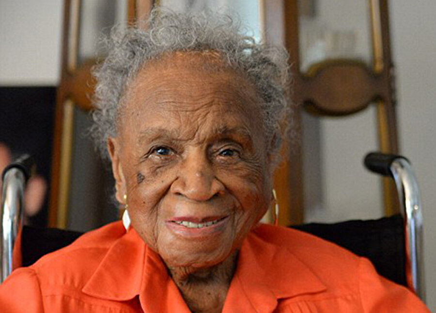 Partisever; 111 yaşında

                                    
                                    
                                    Agnes Fenton, New Jersey'de ikamet ediyor. Hayatta yemekten vazgeçemediği 3 şey var. Kızarmış tavuk, patates ve fasülye. Her gün ona böyle güzel bir hayat bahşedildiği için şükretmeyi unutmuyor. 
                                
                                
                                