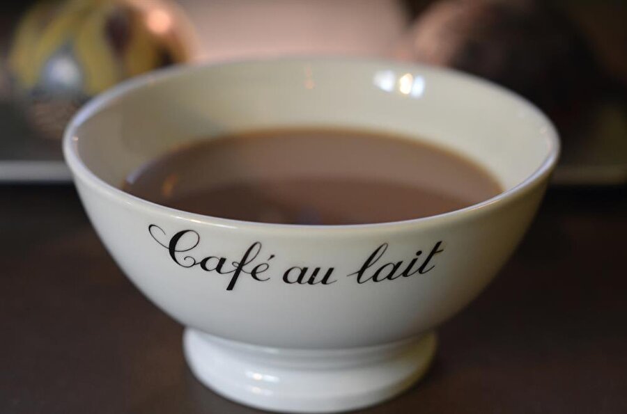 Café au lait + Fransa

                                    
                                    
Café au lait ( Fransızca "sütlü kahve") sıcak süt eklenmiş kahvedir. Soğuk süt ya da başka bir beyazlatıcı eklenen beyaz kahveden farklıdır.
                                
                                