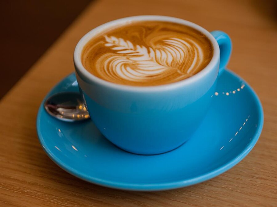 Flat White + Avustralya

                                    
                                    Espresso üzerine iki kat kadar eklenen süt ile yapılır. Bu sebeple Cortado'dan yumuşak, Latte'den sert, kahveyi Cappuccino kadar hissedebileceğiniz bir sunum.
                                
                                