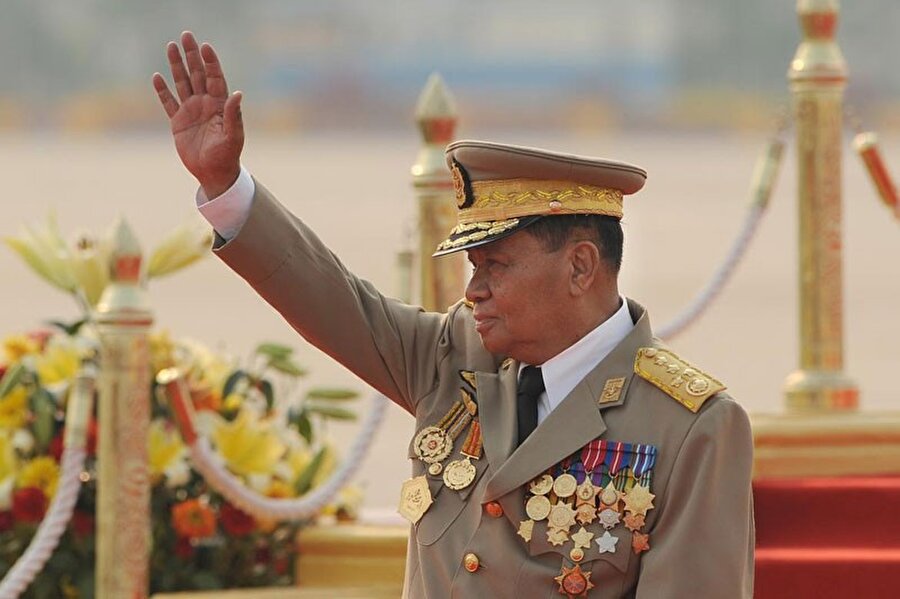 Myanmar'ın eski cunta lideri General Than Shwe

                                    
                                    
                                    
                                    
                                    
                                    
                                    Myanmar'ın eski cunta lideri General Than Shwe, astrolojik paranoyaları doğrultusunda hareket ediyordu. Shwe, astroloğunun uyarısı üzerine başkenti Yangoon'dan Naypyidaw'a taşımıştı.
                                
                                
                                
                                
                                
                                
                                