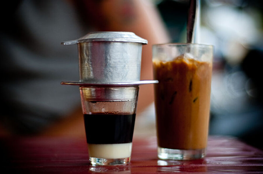 Ca Phe Da + Vietnam

                                    
                                    Ca phe da (cà phê đá), Vietnam'a özgü buzlu bir kahve. Bu kahvenin sütle hazırlanan versiyonuna ise ca phe sua da (cà phê sữa đá) adı veriliyor. Kuzey Vietnam'da ise ca phe nau da adı ile biliniyor.

Ca phe da, çok ince çekilmiş kahve ile hazırlanıyor. Kahve olarak, koyu kavrulmuş kahveler tercih ediliyor. Kahve çekildikten sonra, French drip filter (phin filter) adı verilen bir filtre kullanılarak kahve demleniyor. Filtreden geçirilen kahve, buz dolu bardağa damla damla süzülüyor ve ortaya enfes bir kahve çıkıyor.


                                
                                